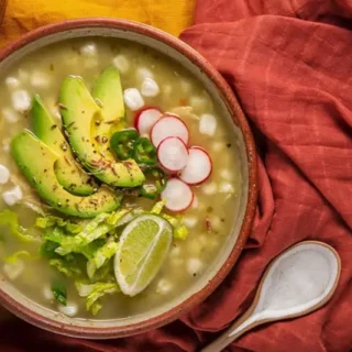 Plato de pozole estilo Guerrero