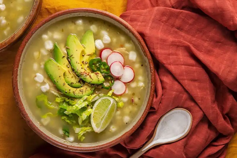 Pozole Estilo Guerrero: el Corazón Blanco de una Tradición Plato de pozole estilo Guerrero