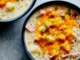 Sopa Cremosa de Papa y Jamón: una Delicia en Cada Cucharada Plato con una sopa cremosa de papa y jamón