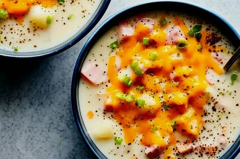 Sopa Cremosa de Papa y Jamón: una Delicia en Cada Cucharada Plato con una sopa cremosa de papa y jamón
