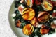 Ensalada de Kale con Duraznos, Albaricoques y Prosciutto Ensalada de kale y duraznos