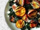 Ensalada de Kale con Duraznos, Albaricoques y Prosciutto Ensalada de kale y duraznos