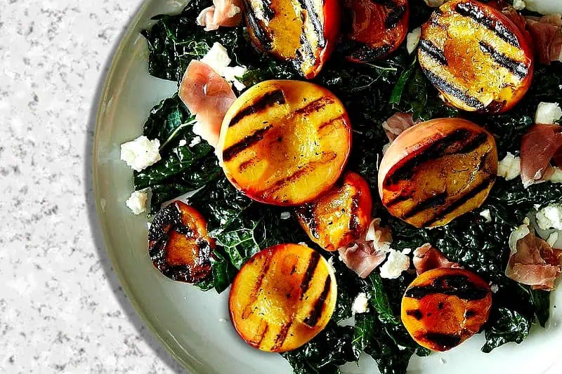 Ensalada de Kale con Duraznos, Albaricoques y Prosciutto Ensalada de kale y duraznos