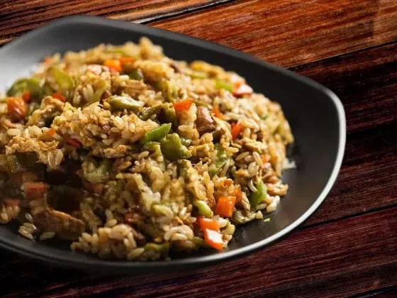 Plato con arroz estilo yakimeshi