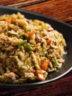 Plato con arroz estilo yakimeshi