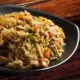 Plato con arroz estilo yakimeshi