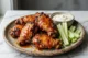 Buffalo wings con aderezo y palitos de apio