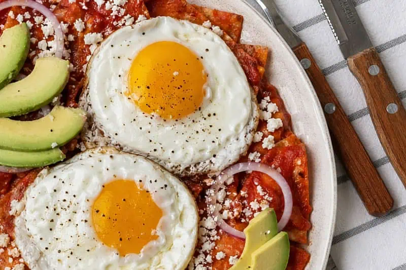 Chilaquiles Rojos Caseros Plato de chilaquiles rojos