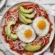 Plato de chilaquiles rojos con huevo