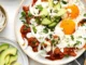 Plato de chilaquiles rojos con huevo