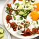Plato de chilaquiles rojos con huevo