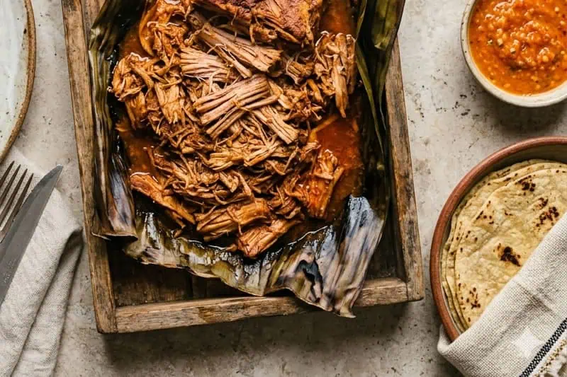 Cochinita Pibil Receta Tradicional Cochinita pibil servida en la mesa