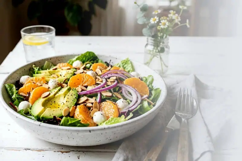 Homepage Plato con una ensalada de mandarina y espinaca