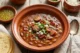 Cazuela con frijoles charros y tortillas