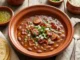 Cazuela con frijoles charros y tortillas