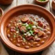 Cazuela con frijoles charros y tortillas