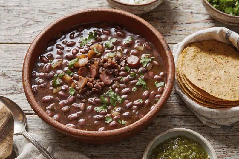 Frijoles Charros Tradicionales: Receta Mexicana Llena de Sabor Frijoles charros con frijol negro