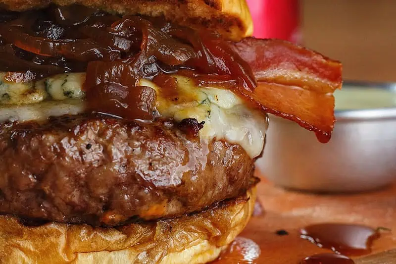 Hamburguesa con cebolla caramelizada