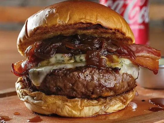 Hamburguesa con cebolla caramelizada