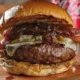 Hamburguesa con cebolla caramelizada