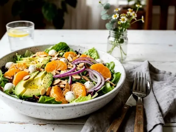 Platón con una ensalada de mandarina y aguacate