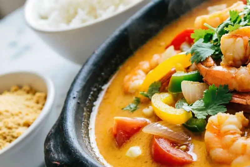 Moqueca de Camarón Bowl y complementos de la moqueca de camarón