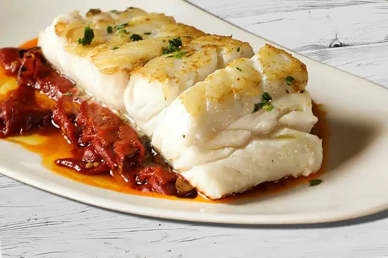 Pescado blanco sobre tomates deshidratados