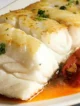 Pescado blanco servido con tomates deshidratados