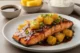 Plato de salmón teriyaky con piña