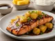 Plato de salmón teriyaky con piña