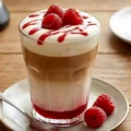 Vaso cafetero de un Raspberry Danish Latte