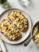 Ensalada de huevo cremosa con pepinillos y eneldo servida sobre pan tostado