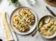 Ensalada de huevo cremosa con pepinillos y eneldo servida sobre pan tostado
