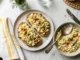 Ensalada de huevo cremosa con pepinillos y eneldo servida sobre pan tostado