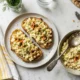 Ensalada de huevo cremosa con pepinillos y eneldo servida sobre pan tostado