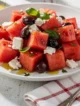 Ensalada de sandia con feta y aceitunas