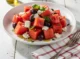 Ensalada de sandia con feta y aceitunas