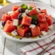 Ensalada de sandia con feta y aceitunas