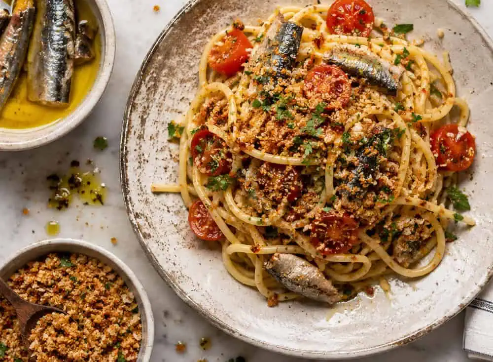 Espaguetis con Sardinas y Pangrattato Espaguetis con sardinas y pangratto