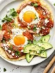 Plato con huevos rancheros y aguacate