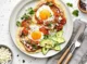 Huevos Rancheros Plato con huevos rancheros y aguacate