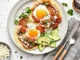 Plato con huevos rancheros y aguacate