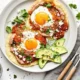 Plato con huevos rancheros y aguacate