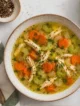 Plato con sopa de pollo y verduras