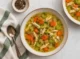 Plato con sopa de pollo y verduras