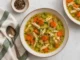 Sopa de Pollo con Verduras Plato con sopa de pollo y verduras
