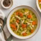 Plato con sopa de pollo y verduras