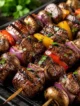 Brochetas de Res Marinadas con Chipotle, Miel y Cerveza: Sabor Ahumado para Cualquier Parrillada Brochetas de res marinadas