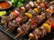 Brochetas de Res Marinadas con Chipotle, Miel y Cerveza: Sabor Ahumado para Cualquier Parrillada Brochetas de res marinadas
