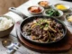 Sartén con bulgogi y arroz
